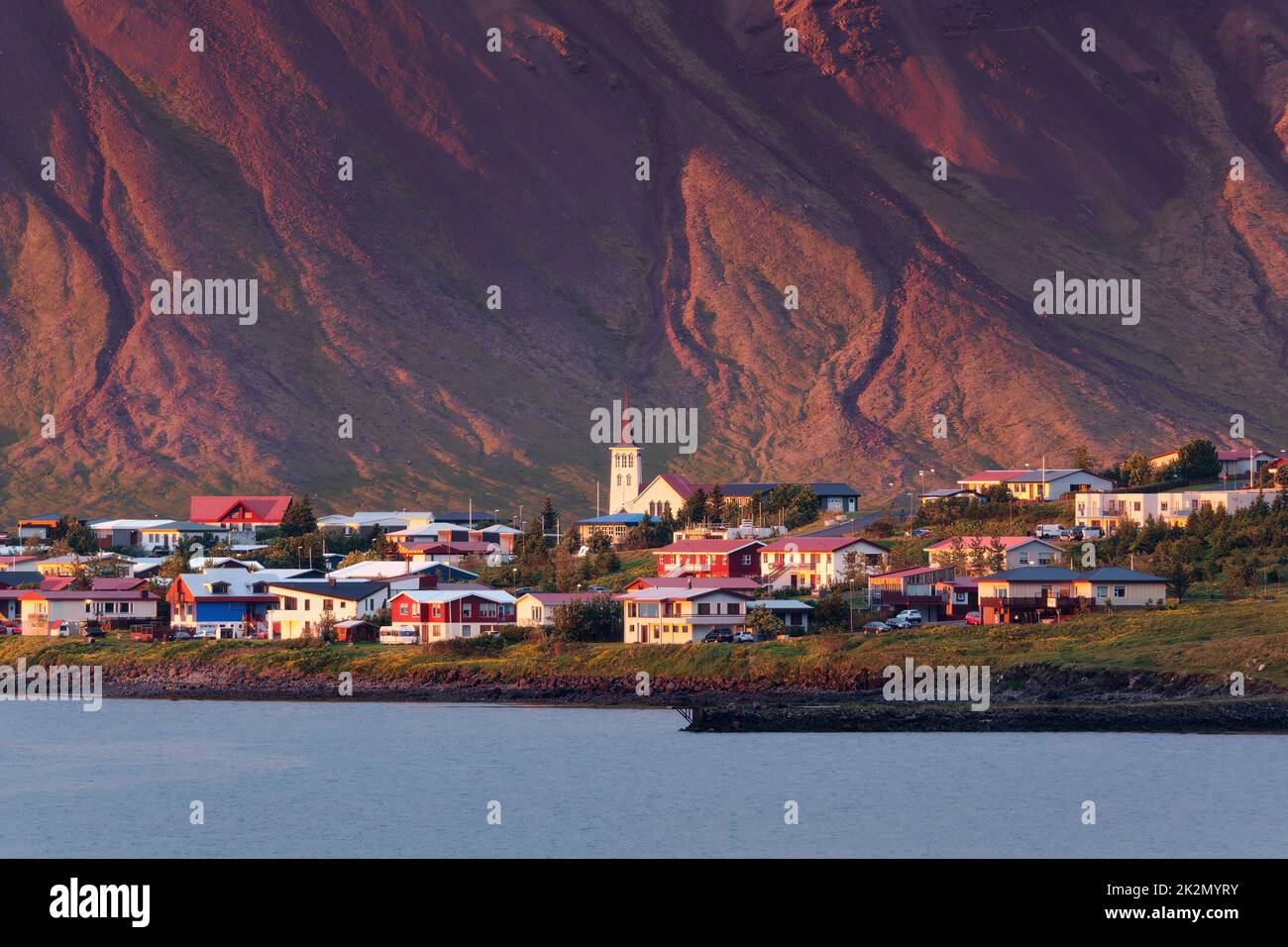 Im Sommer auf Island glühender Sonnenuntergang über dem isländischen Dorf an der Küste auf der Snaefellsnes-Halbinsel Stockfoto