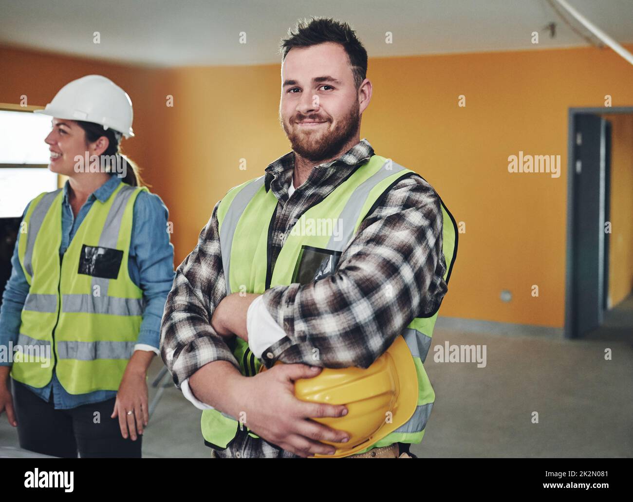 Der Experte für Sicherheitsinspektion. Porträt eines selbstbewussten jungen Mannes, der auf einer Baustelle arbeitet. Stockfoto