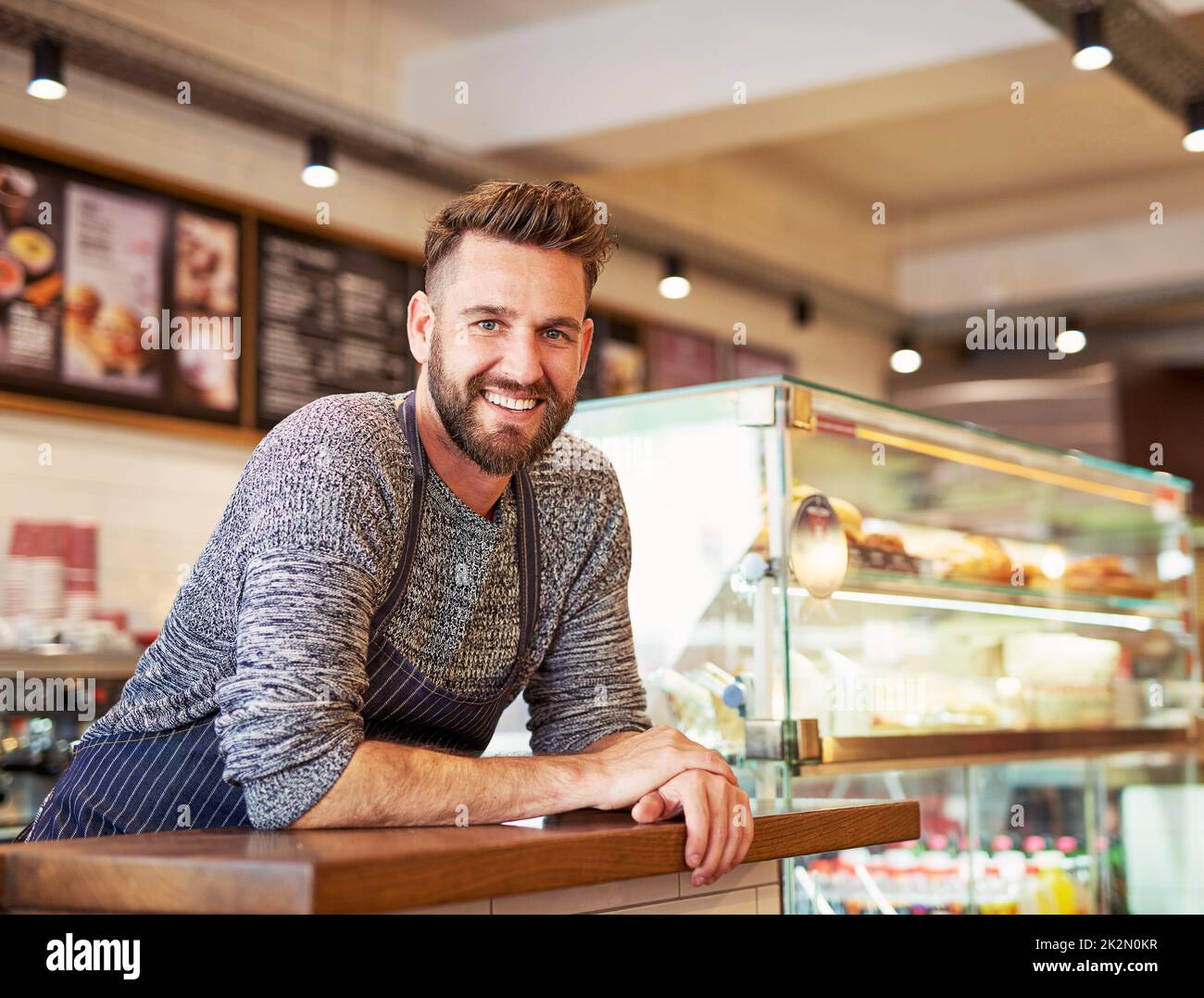 Es geht darum, den Antrieb zum Erfolg zu haben. Porträt eines stolzen Geschäftsinhabers, der in seinem Café steht. Stockfoto