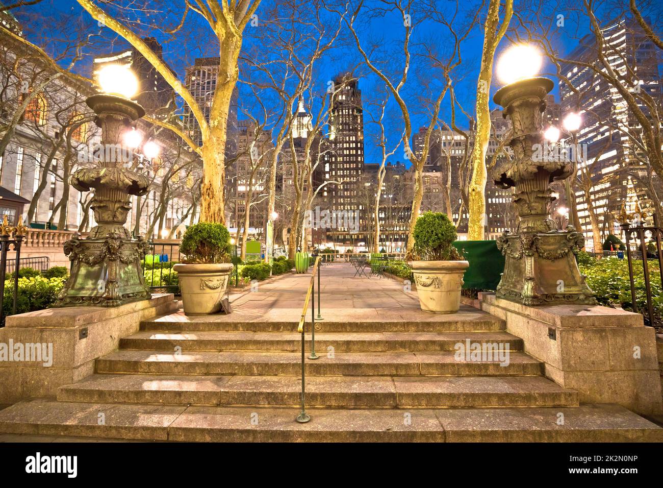 Abendlicher Blick auf den Bryant Park New York City Stockfoto