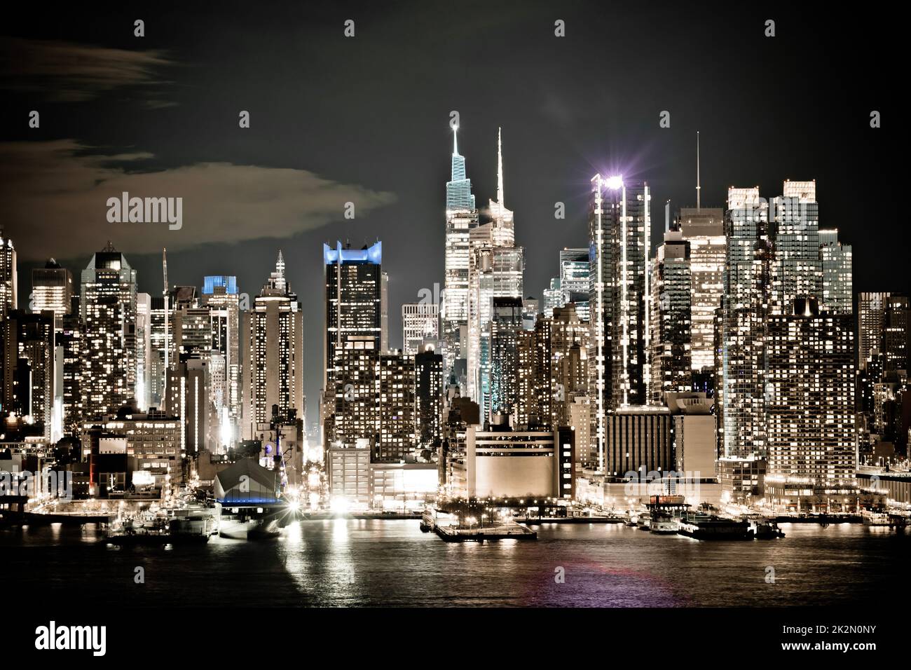 New York City Uptown Skyline Sepia Farbblick bei Nacht Stockfoto