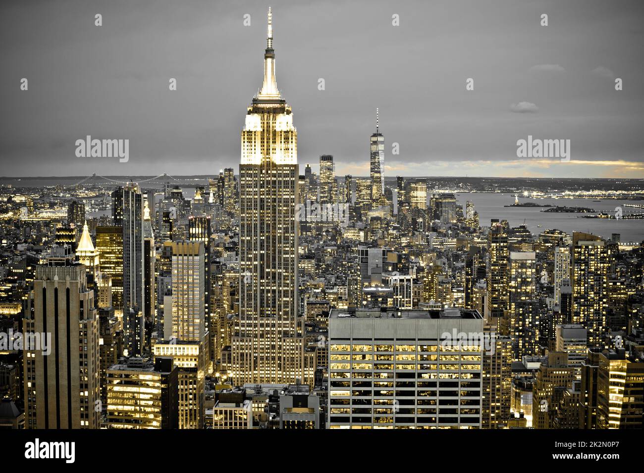 Epische Skyline von New York City in Schwarz und Weiß mit gelben Lichtern bei Nacht Stockfoto
