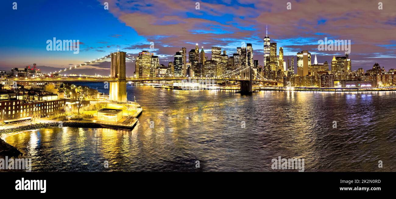 Abendlicher Blick auf die legendäre Skyline von New York City und die Brooklyn Bridge Stockfoto