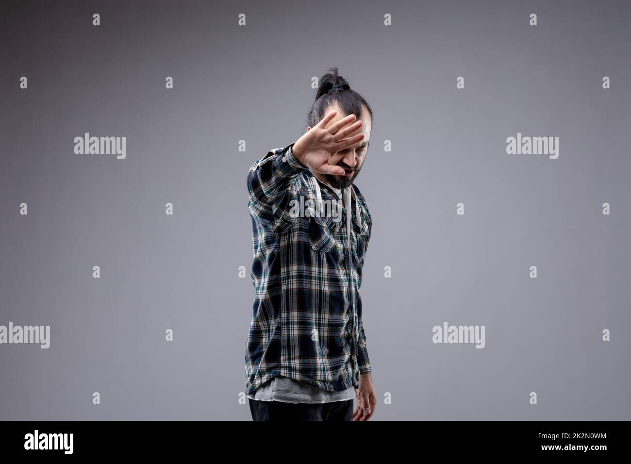 Ich habe es satt, dass ein Mann seine Hand in einer Stoppbewegung hält Stockfoto