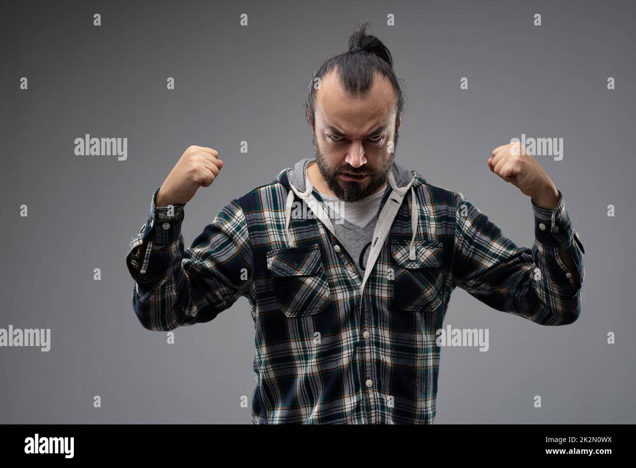 Ein Mann, der vor dem Kampf seine Stärke zeigt Stockfoto