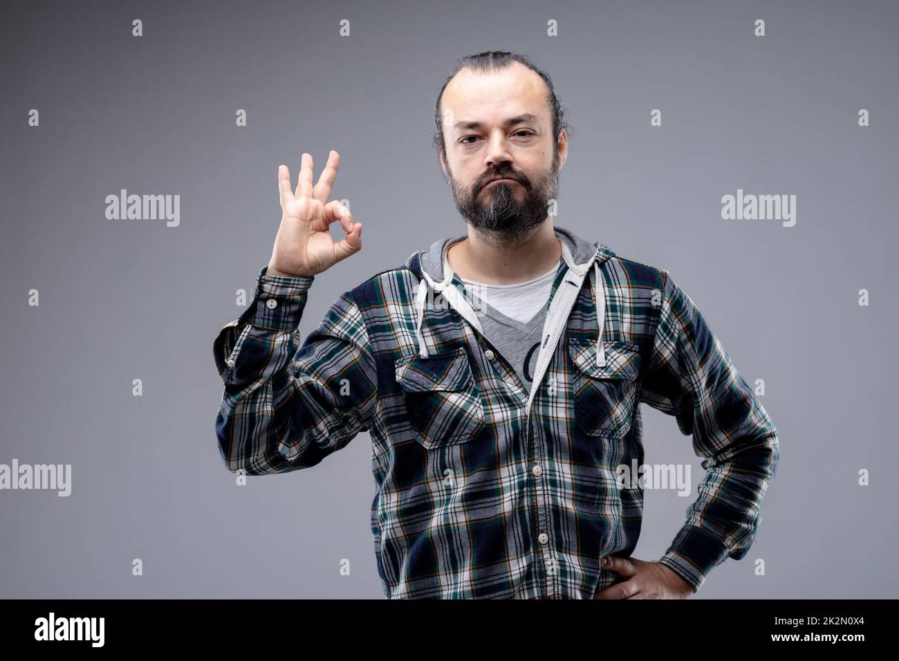 Ein Mann, der eine Geste der Perfektion gibt Stockfoto