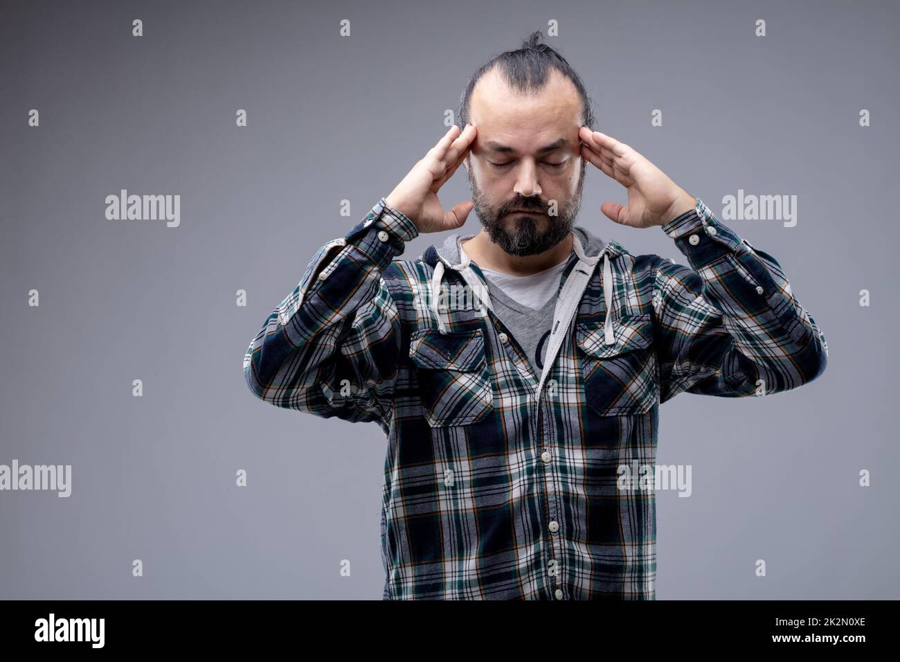 Mann mit Kopfschmerzen oder Konzentrationsfähigkeit Stockfoto