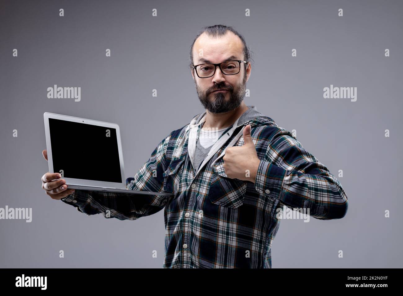 Erfolgreicher, zufriedener Mann, der Daumen nach oben gibt Stockfoto