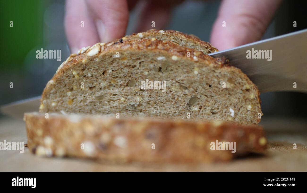 Vollkornbrot Auf Holztisch Schneiden. Stockfoto