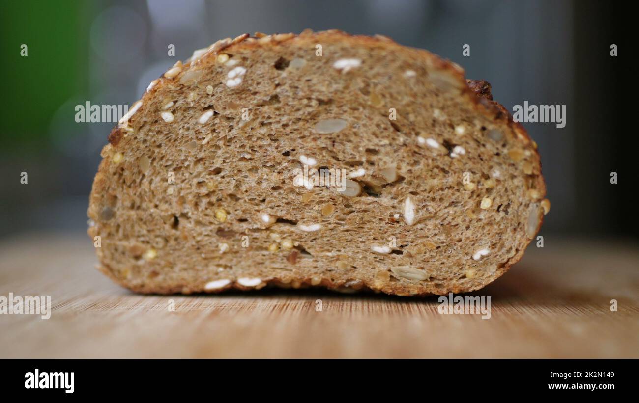 Vollkornbrot Auf Holztisch Schneiden. Stockfoto