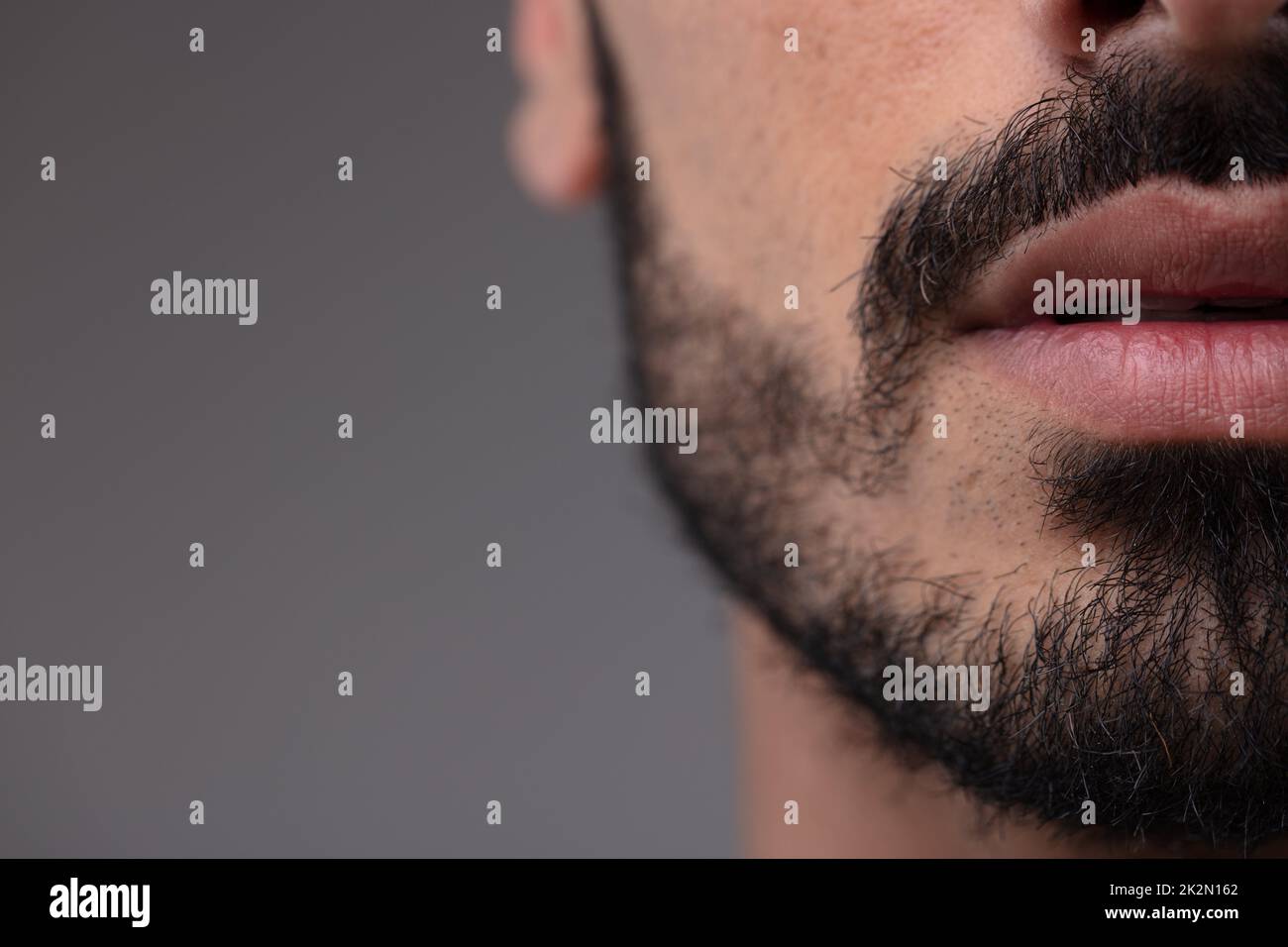 Der abgeschnittene Blick auf den Mund eines bärtigen Mannes Stockfoto