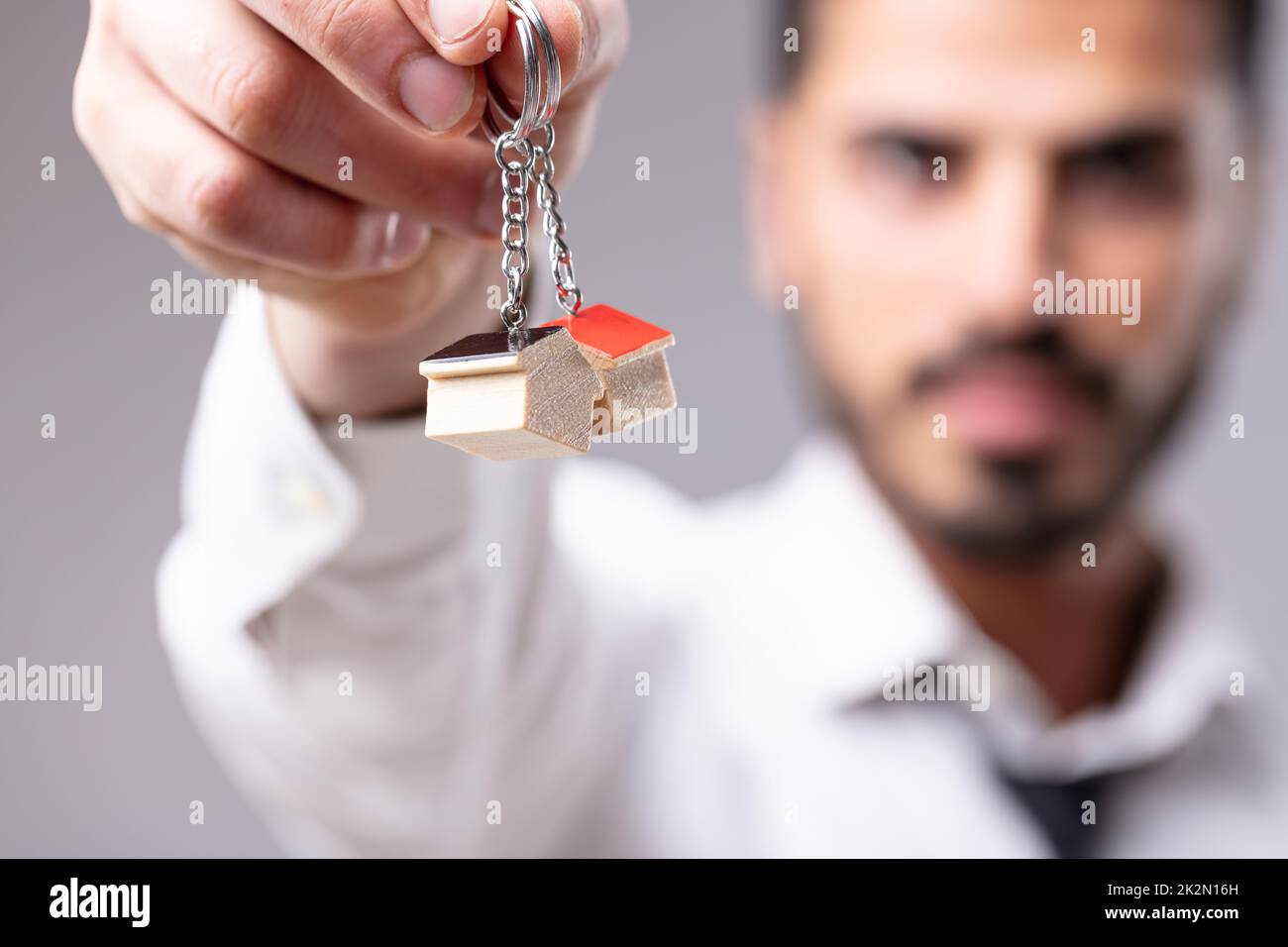Mann mit Schlüsselringen in Form eines Hauses Stockfoto