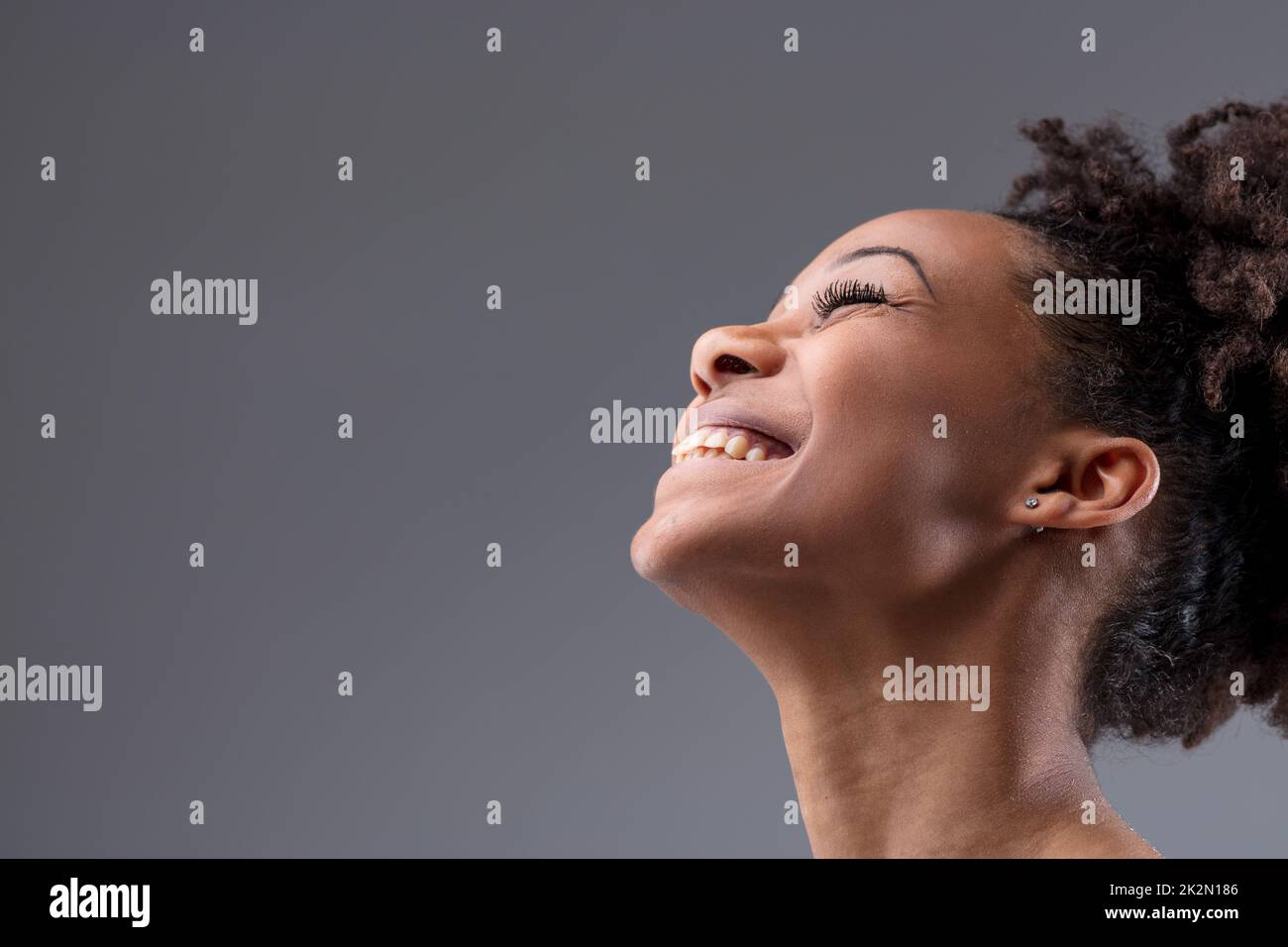 Fröhliche, lebhafte, lachende, junge Afrikanerin Stockfoto