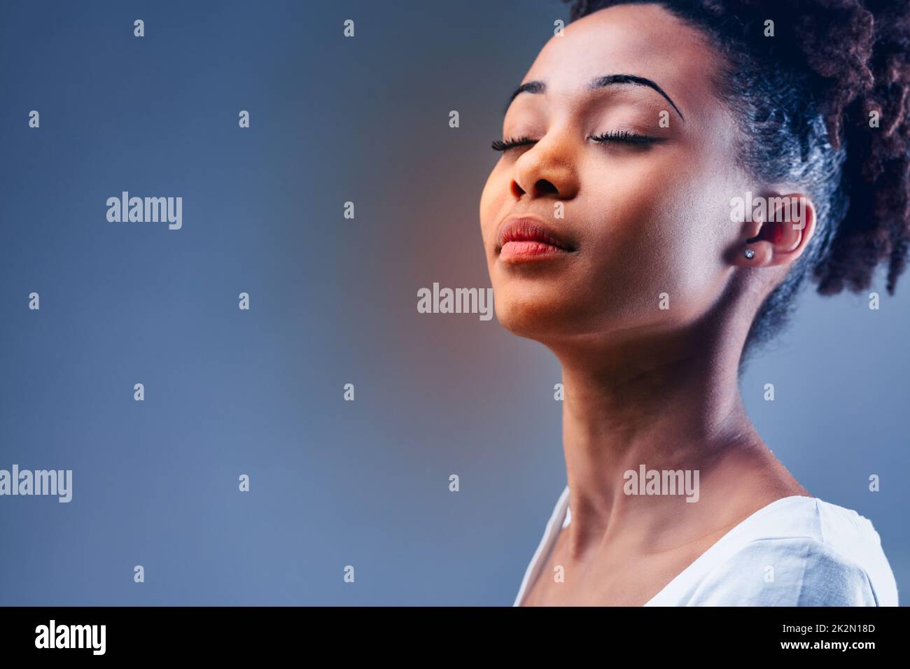 Junge Schwarze genießt einen ruhigen Moment der Zeit Stockfoto
