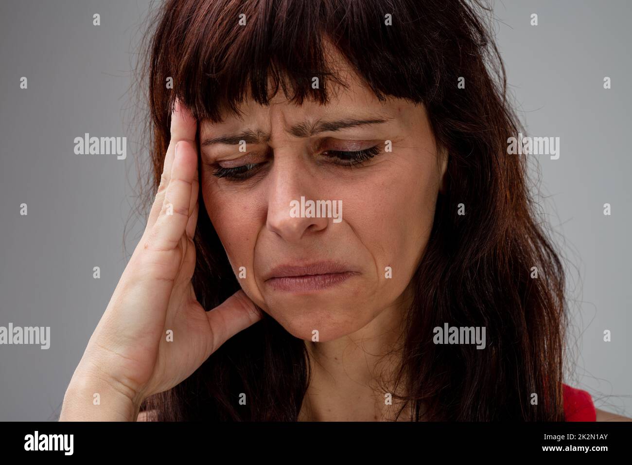 Unwohl kranke Frau mit Migränekopfschmerz Stockfoto