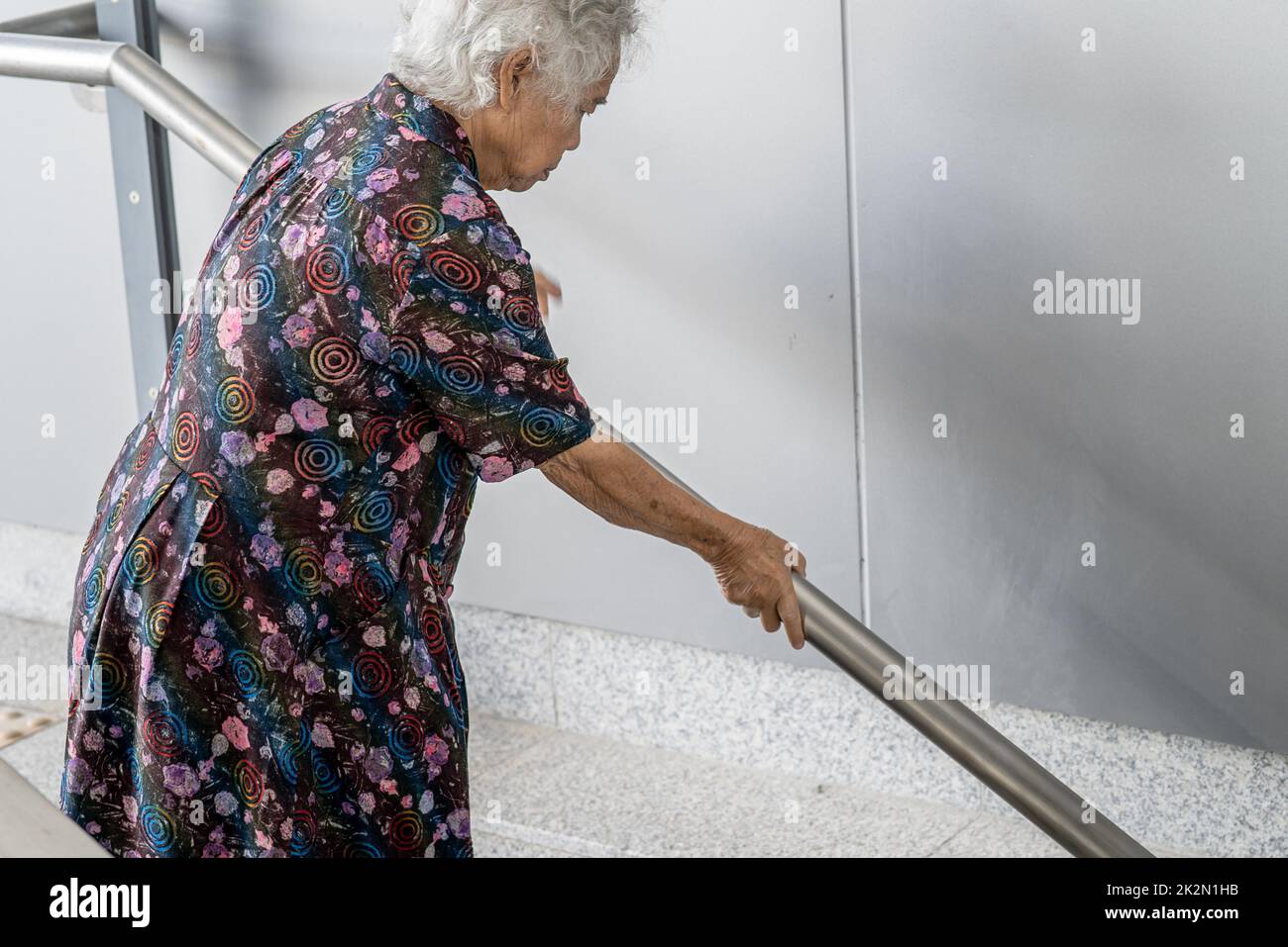 Asiatische ältere oder ältere alte Dame Frau Patient verwenden Griff an Treppen Sicherheitsunterstützung im Gebäude, gesund starke medizinische Konzept. Stockfoto