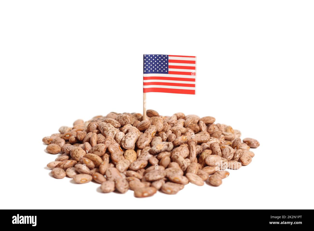 Stapel Pinto-Bohnen mit amerikanischer Flagge auf Weiß isoliert Stockfoto