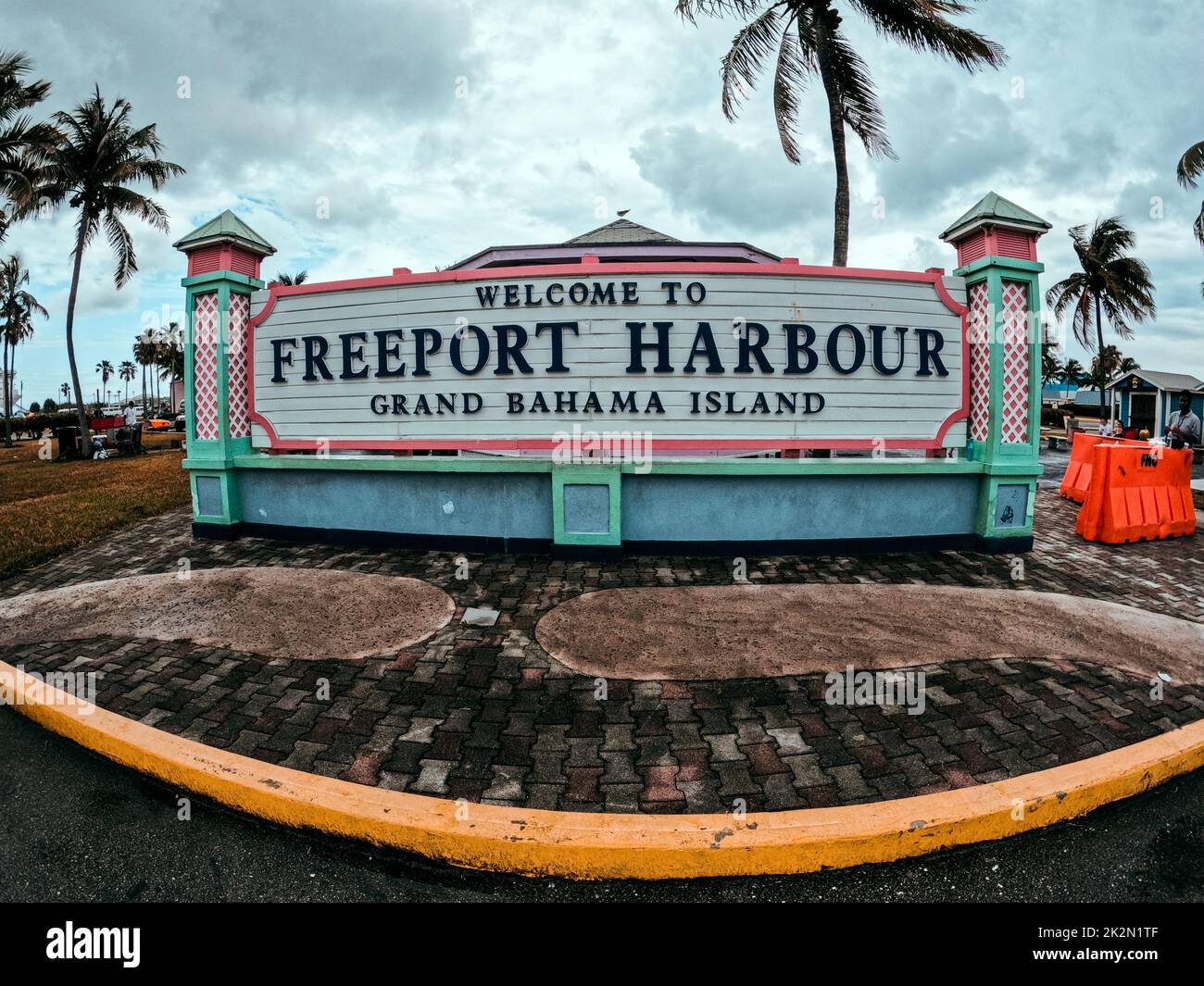 FREEPORT, GRAND BAHAMA ISLAND - 29. APRIL 2022: Ein Schild begrüßt Touristen im Freeport Harbour auf der Grand Bahama Island. Stockfoto