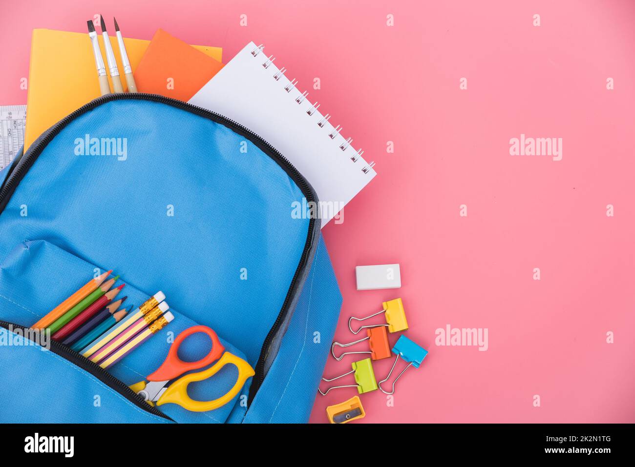 Blauer Rucksack für Schulkinder Stockfoto