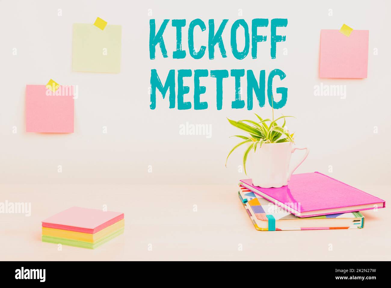 Schreiben mit Text Kickoff Meeting. Geschäftsüberblick Spezielle Diskussion über die Rechtmäßigkeit im Zusammenhang mit dem Projekt Tidy Workspace Setup, Writing Desk Tools Equipment, Smart Office Stockfoto