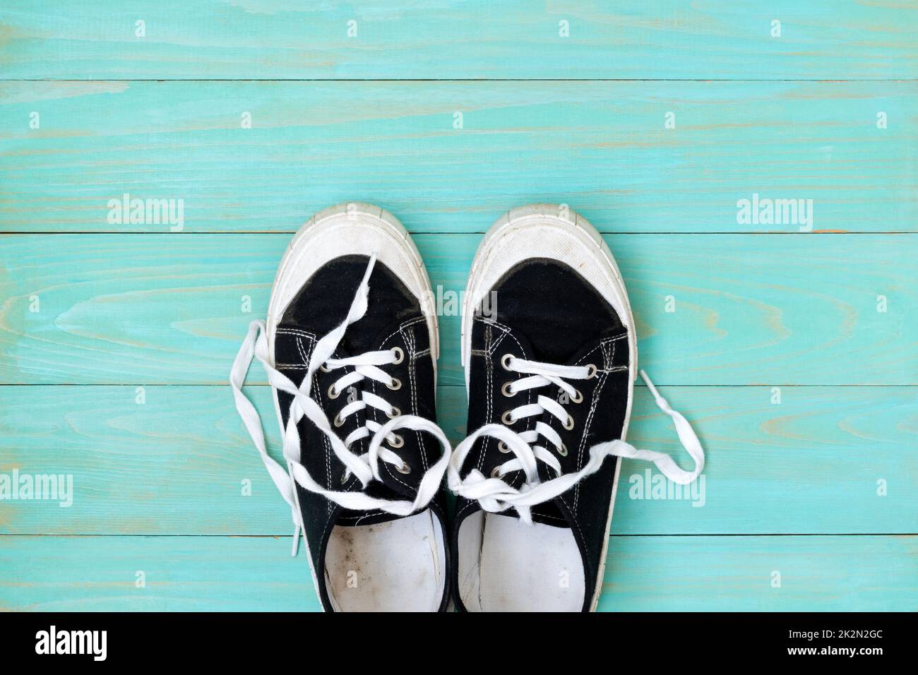 Turnschuhe auf einer alten blauen Holzoberfläche Stockfoto