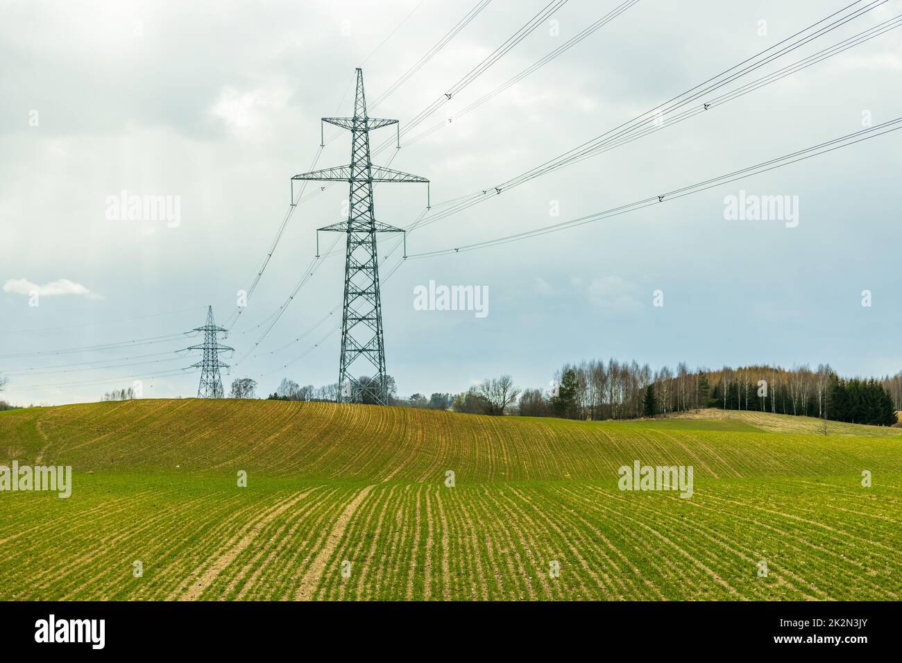 Hochspannungsmasten und Stromleitungen Stockfoto