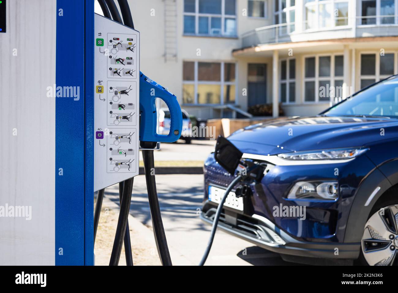 EV-Ladestation mit eingestecktem Netzkabel in einem Elektroauto Stockfoto