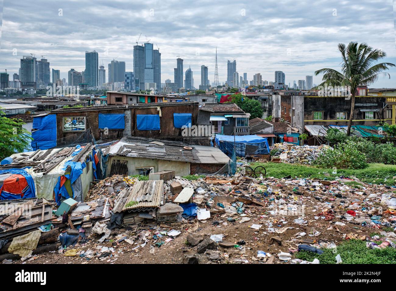 Blick auf die Skyline von Mumbai über Slums in Bandra Stockfoto