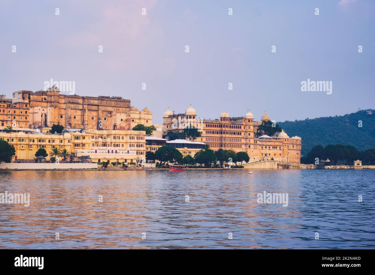 Udaipur City Palace mit Blick auf den Sonnenuntergang. Udaipur, Indien Stockfoto