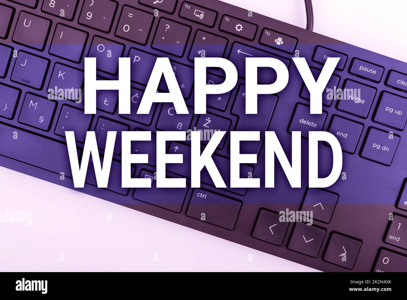 Schreiben mit Text Happy Weekend. Geschäftsidee Fröhliche Ruhezeit, keine Büroarbeit, Feiertage, Computer, Tastatur und Symbol. Informationsmedium für Kommunikation. Stockfoto