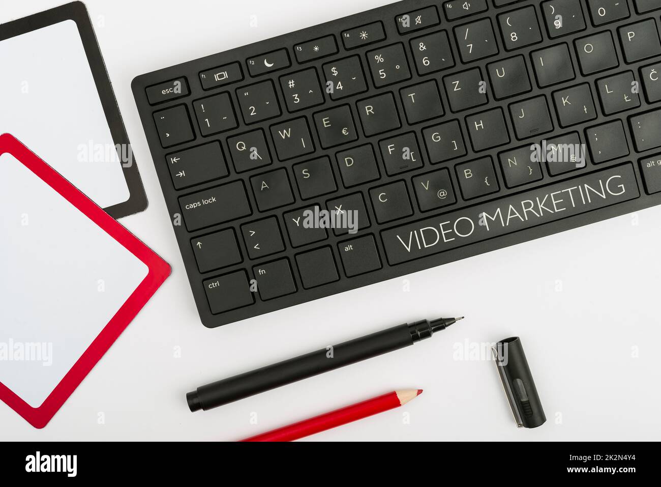 Konzeptionelle Beschriftung Videomarketing. Konzept Bedeutung Erstellen Sie kurze Videos zu bestimmten Themen mithilfe der Artikel Computertastatur und Symbol.Informationsmedium für die Kommunikation. Stockfoto