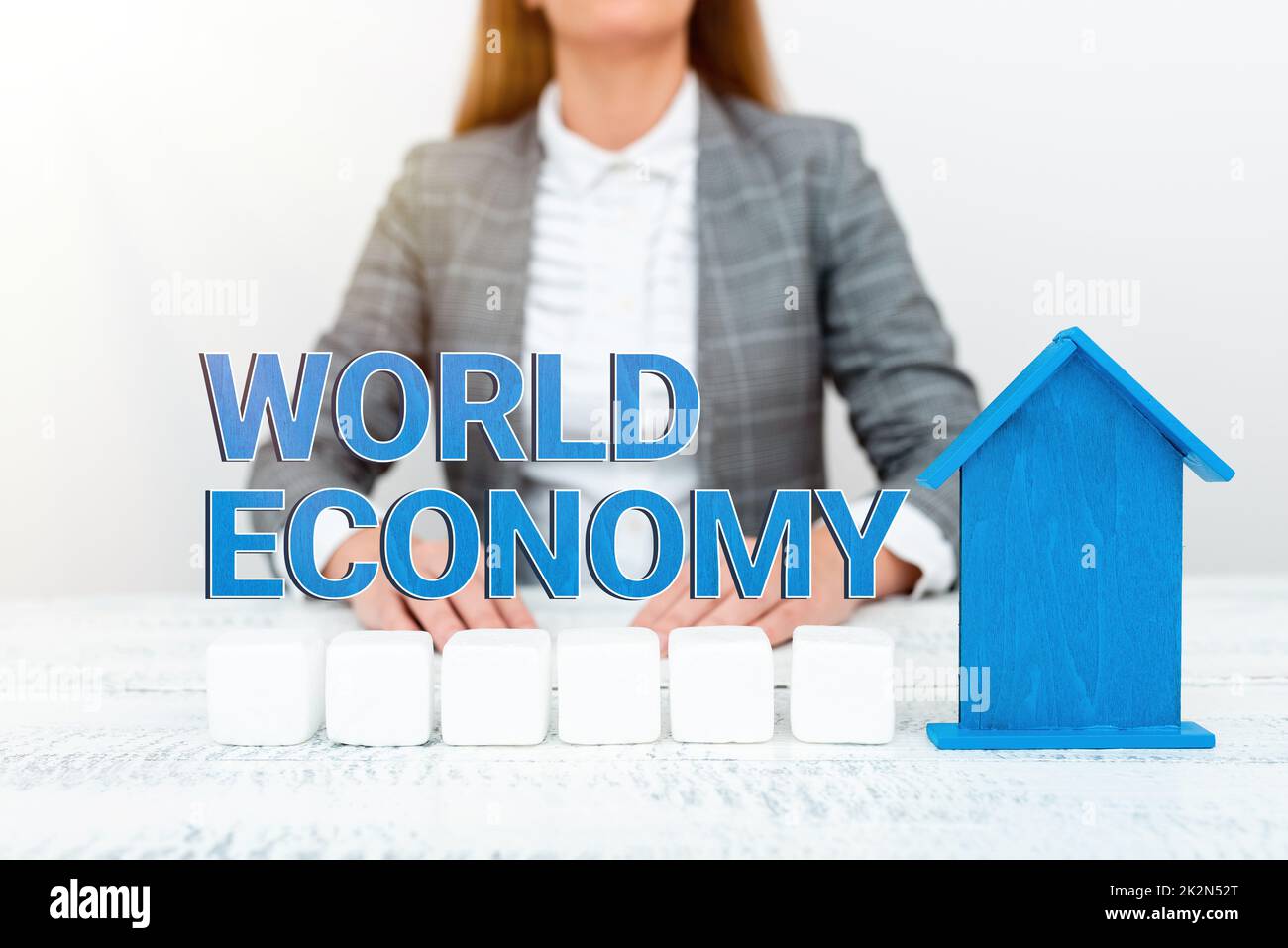 Textunterschrift präsentiert . Geschäftskonzept Eine junge Dame Orbusinesswoman Holding Orpresenting Home in Business Outfit Stockfoto