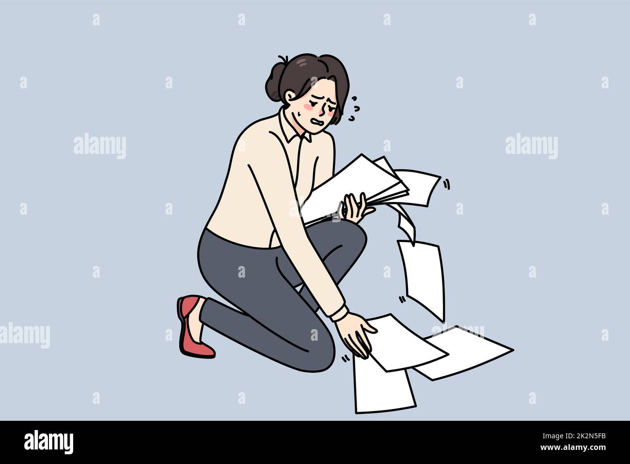 Ungeschickte Geschäftsfrau sammelt verstreute Papiere auf dem Boden Stockfoto