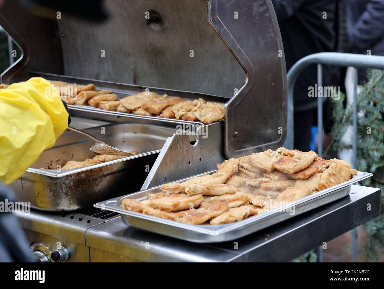 Warmes Essen für die Armen und Obdachlosen Stockfoto