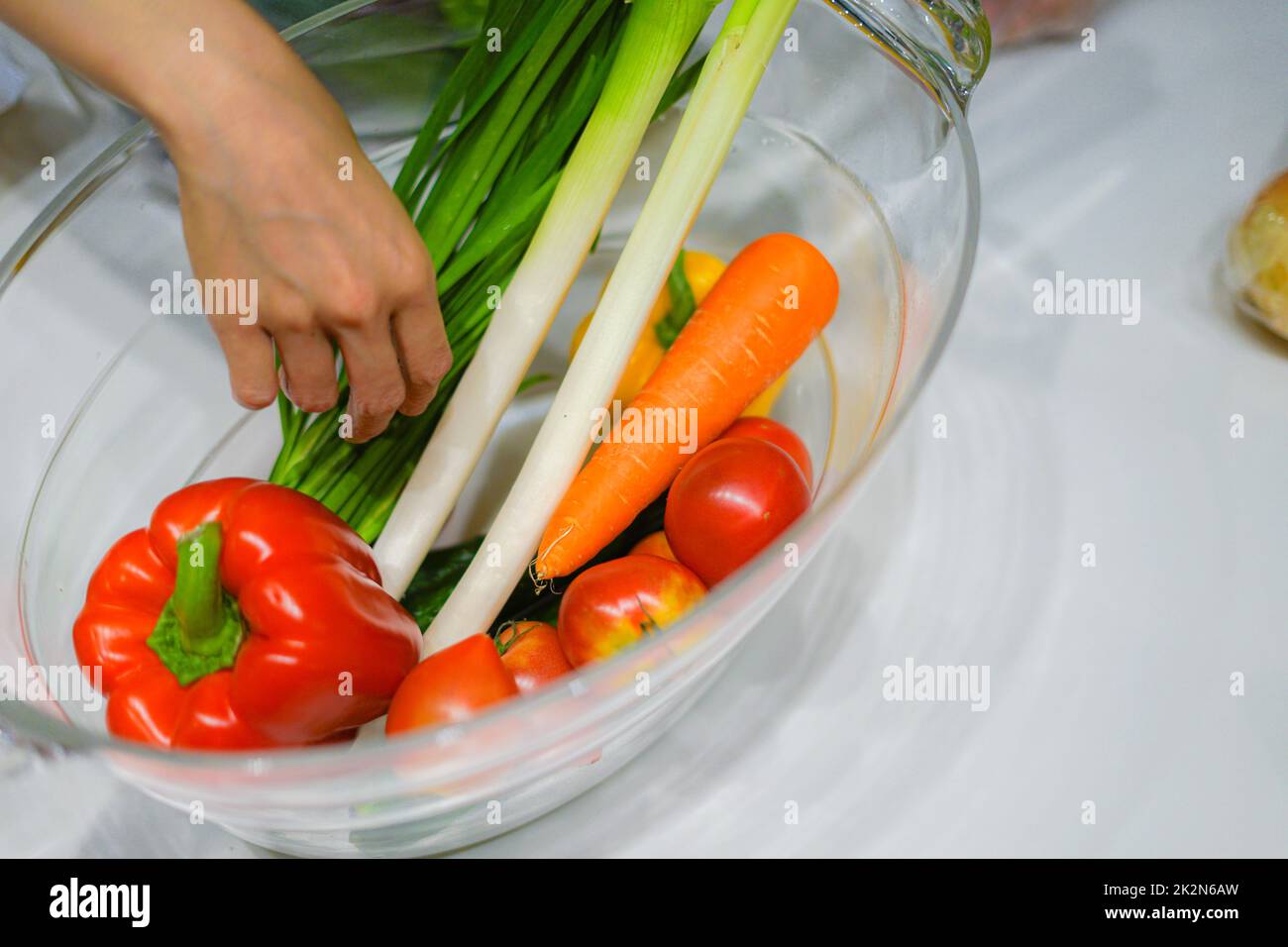 Grünes und gelbes Gemüse, das in den Weinkühler gestellt wird Stockfoto