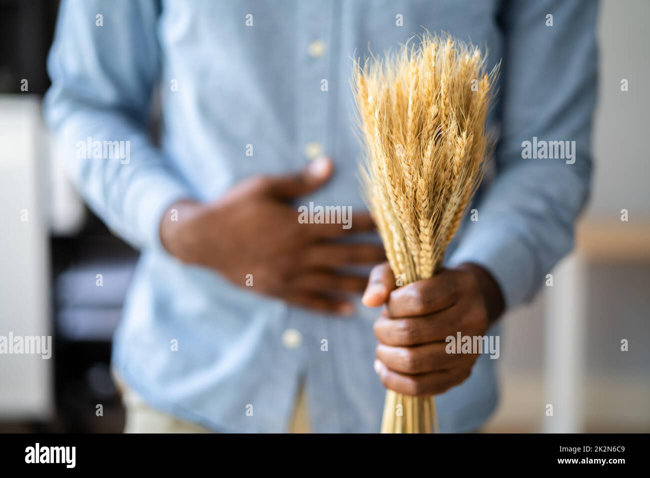 Zöliakie Und Gluten-Intoleranz. Ein Mann Mit Stacheln Stockfoto