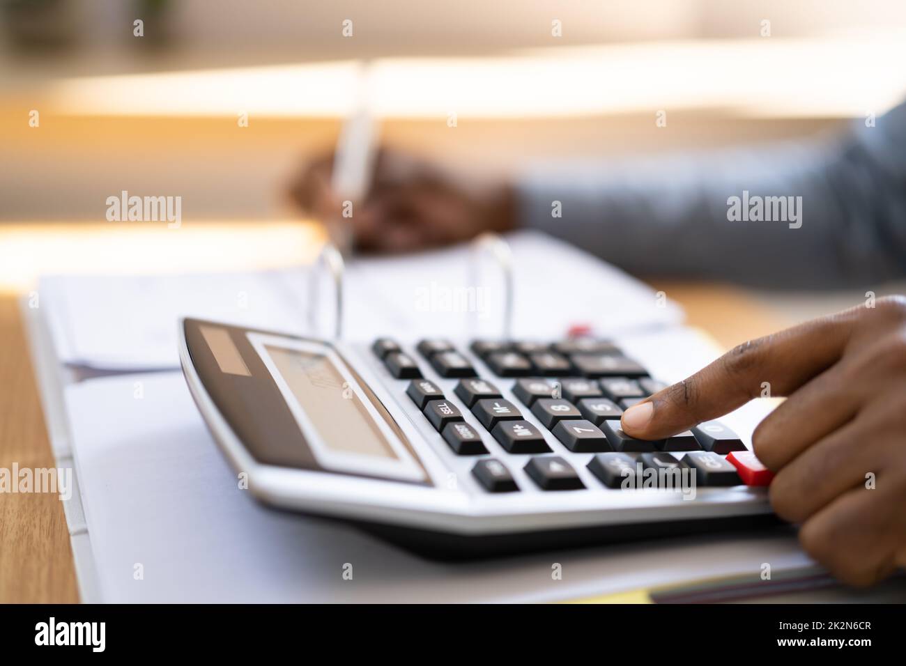 African Tax Accountant Ledger - Öffentliche Aufzeichnung Stockfoto