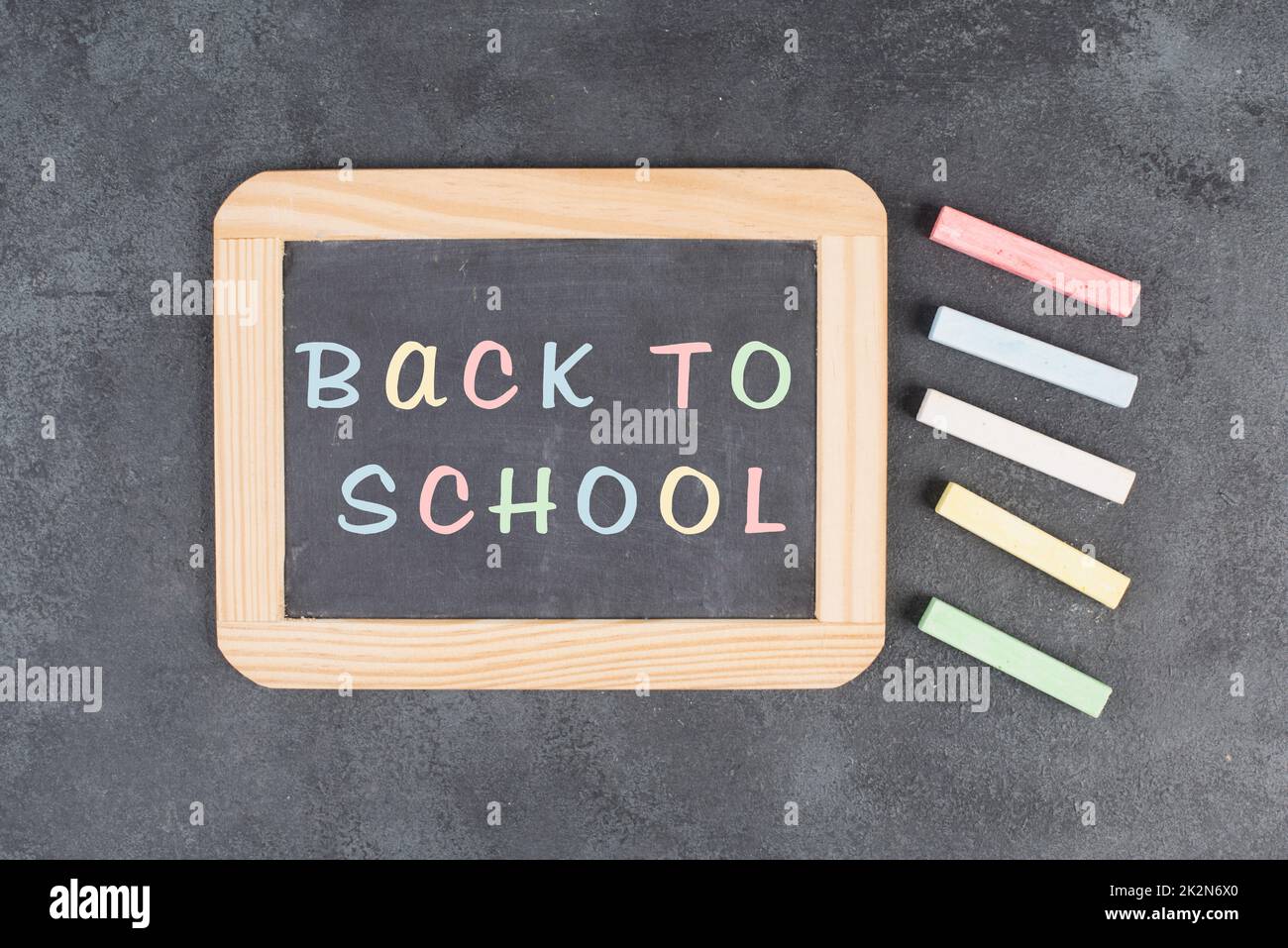 Tafel mit dem Text zurück zur Schule, Bildungskonzept, bunte Kreide Stockfoto