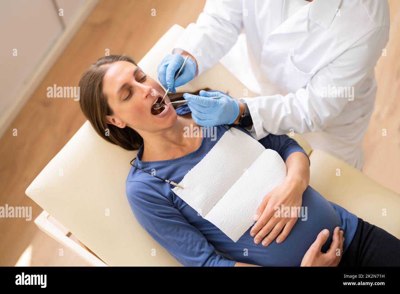 Zahnarztbehandlung Bei Jungen Schwangeren Stockfoto