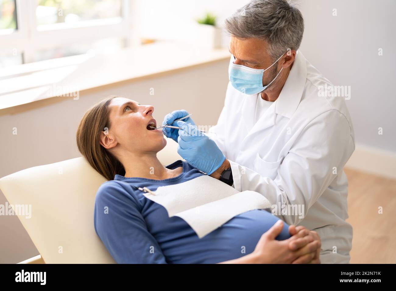 Zahnarztbehandlung Bei Jungen Schwangeren Stockfoto