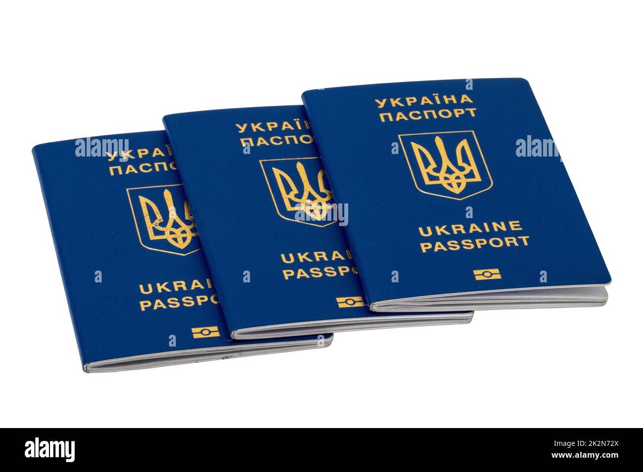 Drei auf weißem Hintergrund isolierte Reisepässe für ukrainische Staatsbürger oder Migranten zur visumfreien Einreise in die Europäische Union. Beschneidungspfad. Flüchtlinge in der Ukraine stehen in Konflikt mit Russland. Stockfoto