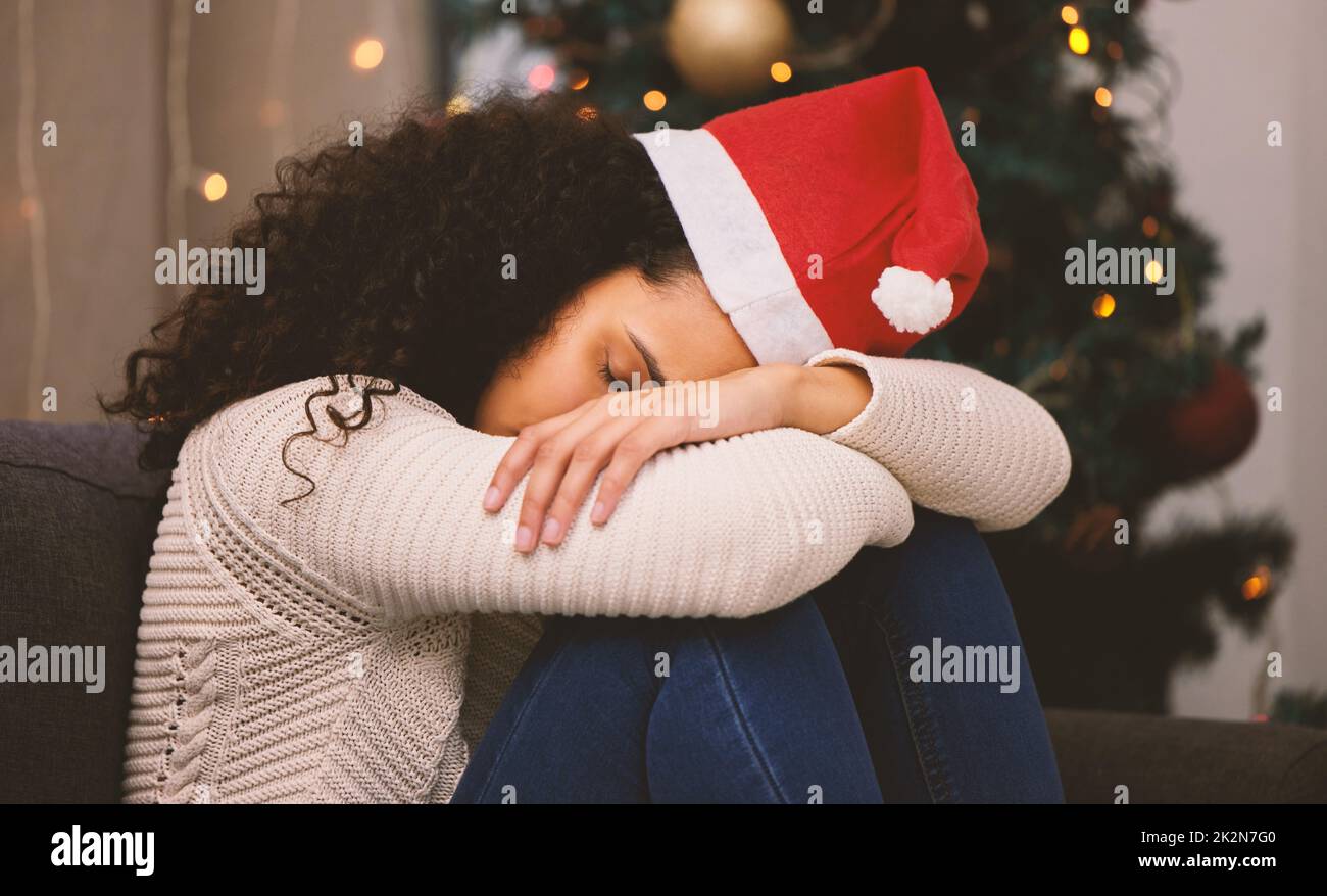 Stille Nacht und Weihnachten fühlen sich einfach nicht richtig an. Aufnahme einer jungen Frau, die während der Weihnachtszeit zu Hause traurig aussieht. Stockfoto