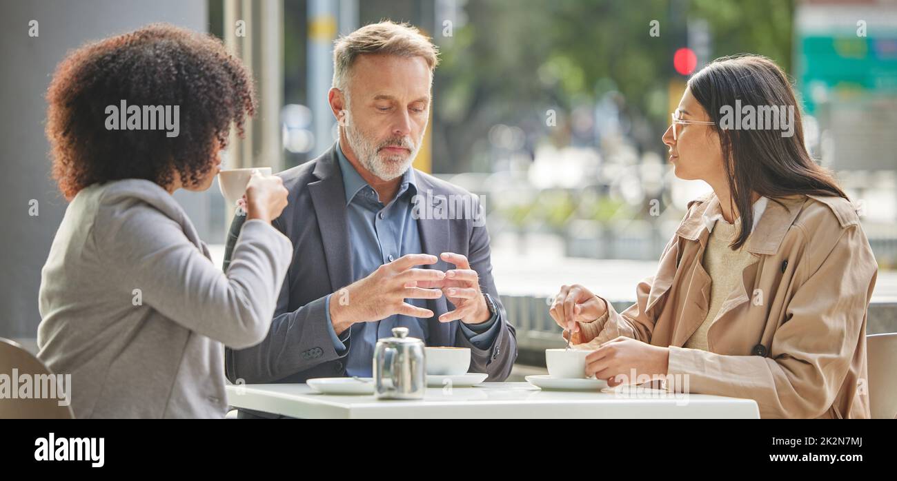 Ich habe etwas, das ich mit Euch besprechen muss. Aufnahme einer Gruppe von Kollegen beim Brainstorming von Ideen in einem Café. Stockfoto