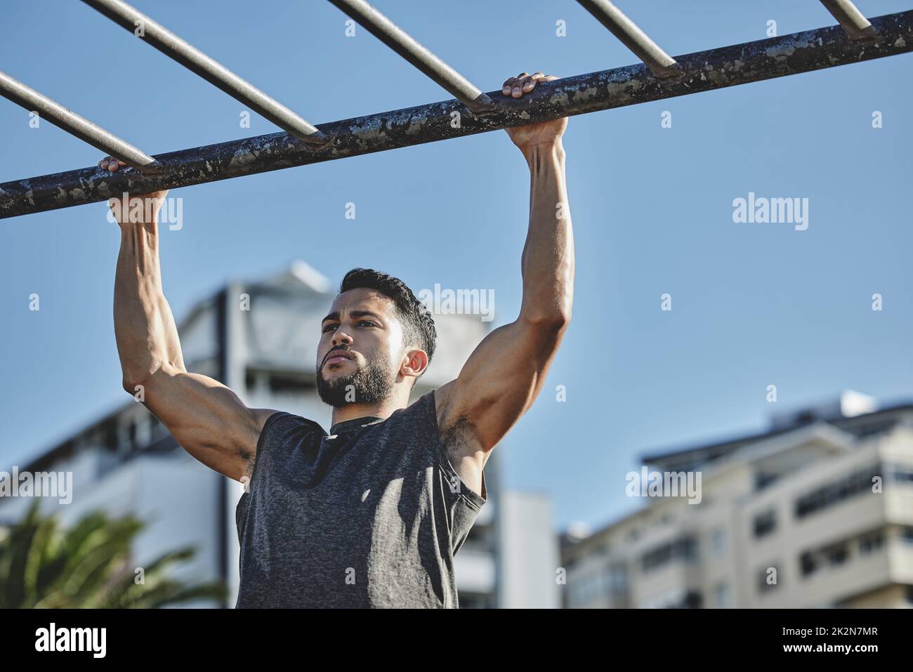 Immer bereit für eine Herausforderung. Aufnahme eines muskulösen jungen Mannes, der in einem Calisthenics-Park trainiert. Stockfoto