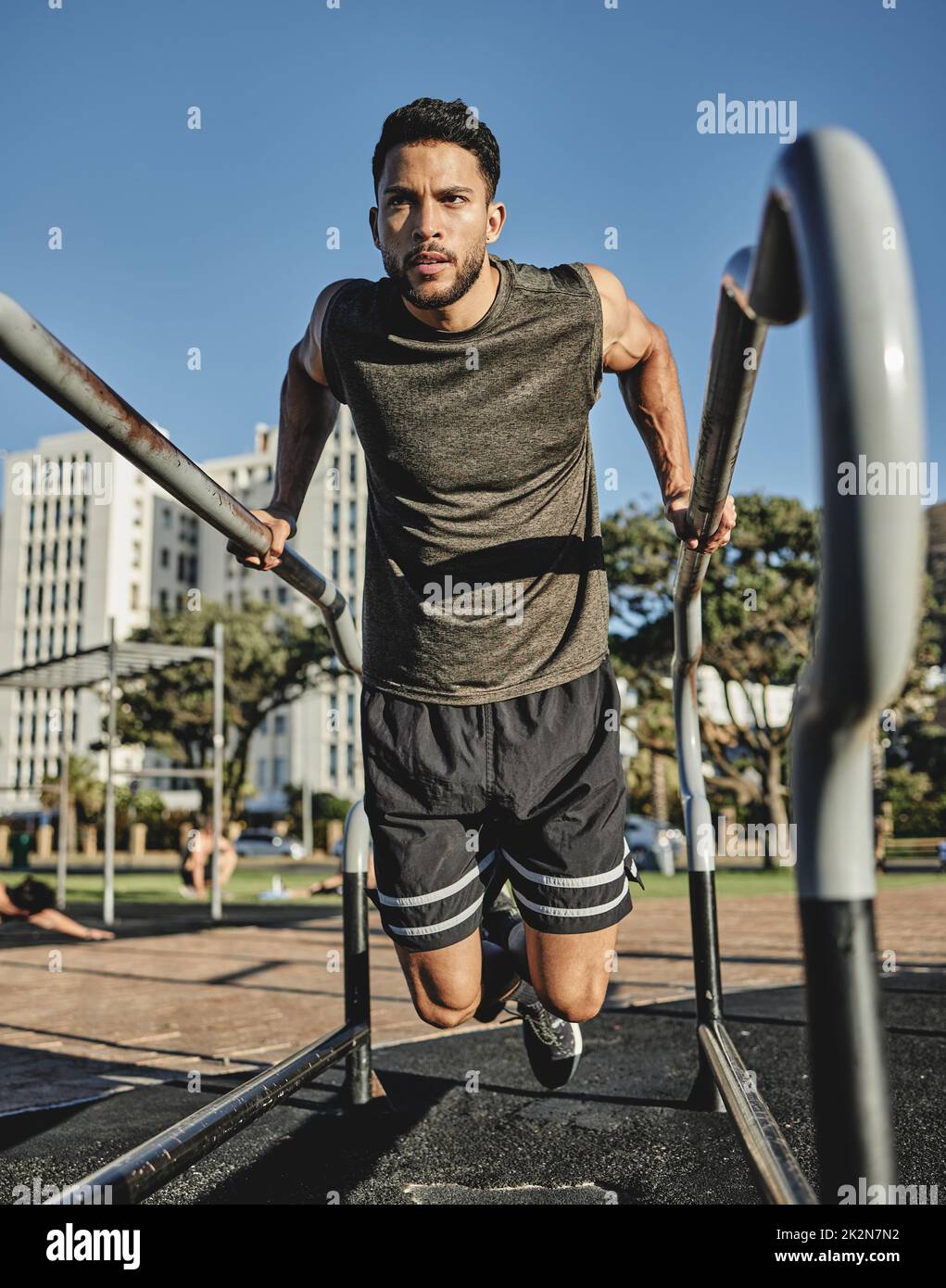 Ein wenig Aufwand geht einen langen Weg. Aufnahme eines muskulösen jungen Mannes, der in einem Calisthenics-Park trainiert. Stockfoto