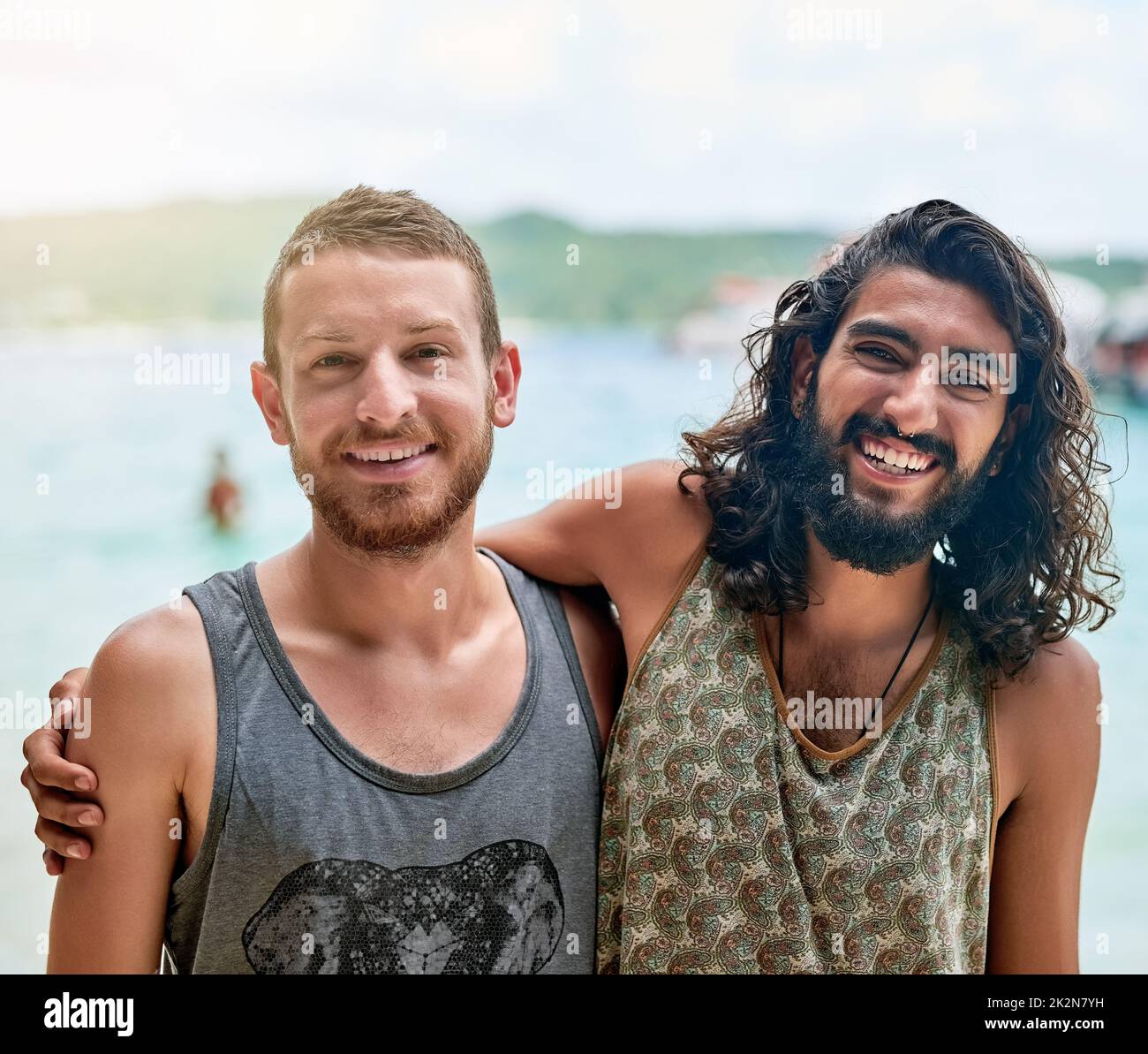 Bros Tag am Strand. Porträt von zwei männlichen Freunden, die im Urlaub einen Tag am Strand genießen. Stockfoto