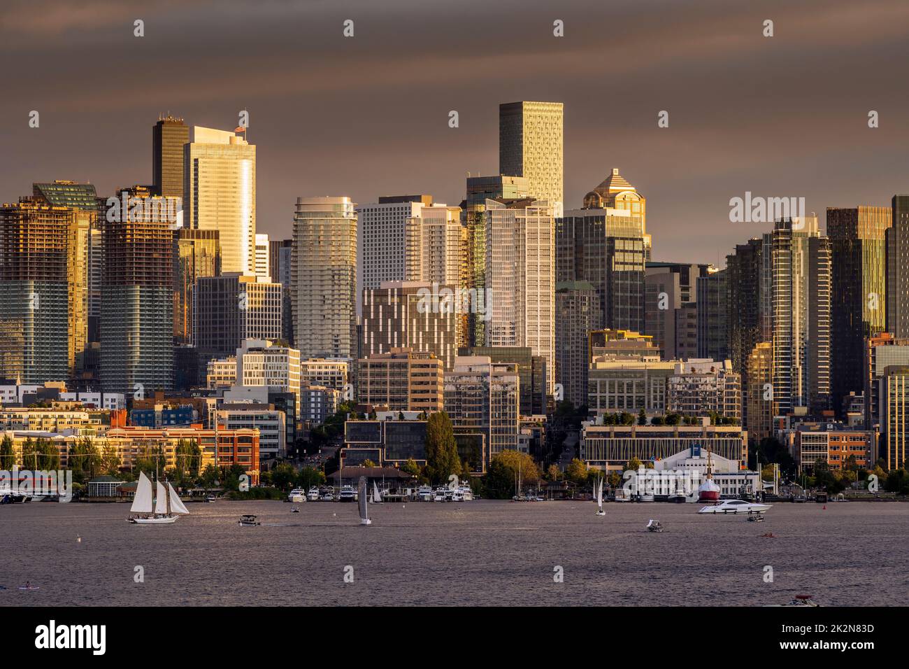 Panoramablick auf den Lake Union und die Skyline der Innenstadt, Seattle, Washington, USA Stockfoto