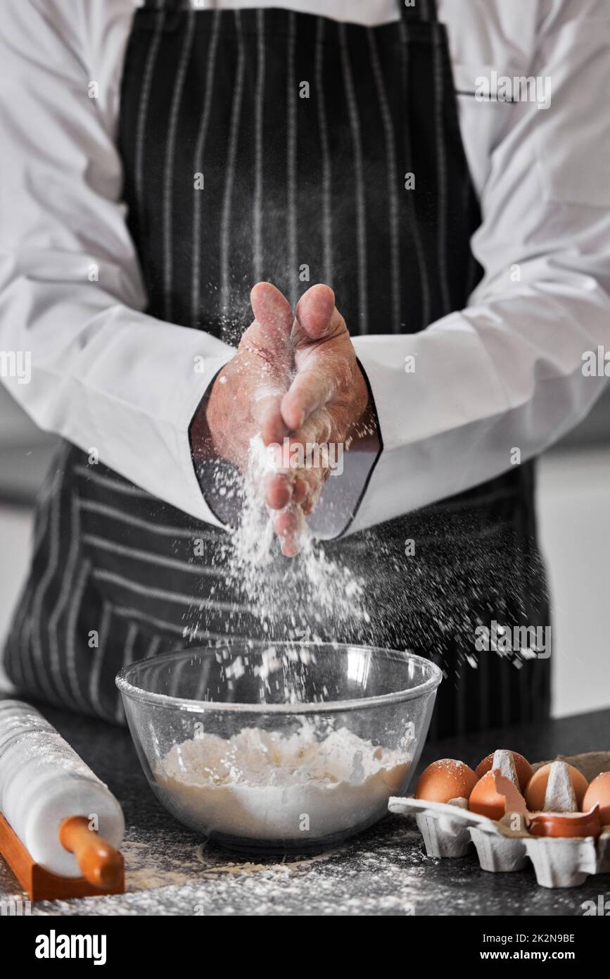 Mehl haben, wird Pasta machen. Aufnahme eines unverkennbaren Mannes, der frisch zubereitete Pasta zubereitet. Stockfoto