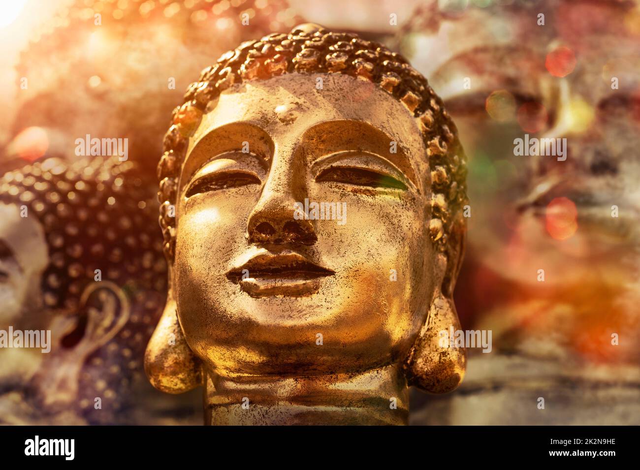 Buddha Köpfe in Gold. Konzept der Feier oder des religiösen Festivals Stockfoto