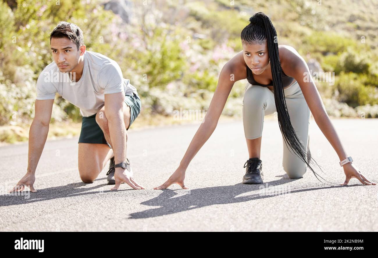 Sportrennen, Fitness-Paar und bereit, Asphalt-Straße mit wettbewerbsfähigen, fit und aktive Läufer für Outdoor-Training laufen. Asiatischer Mann und schwarze Frau Stockfoto